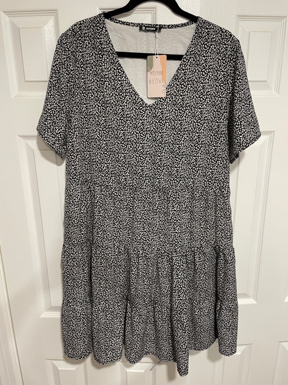 Vero Moda Black & White Printed V-Neck Tiered Dress Size L